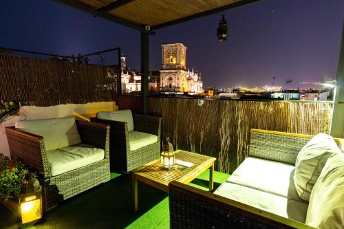 Un balcón con 2 sillas y una mesa con vistas. en Casa de Federico Boutique, en Granada