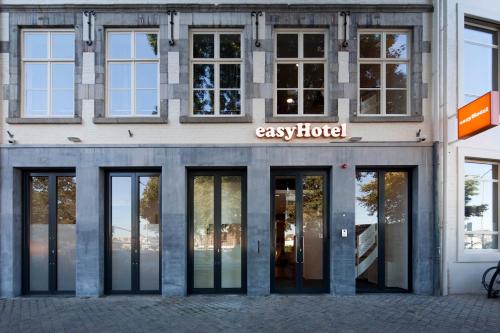 eine Fassade eines Gebäudes mit Eingang zum einfachen Hotel in der Unterkunft easyHotel Maastricht City Centre in Maastricht