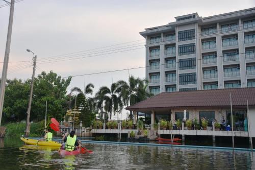 Басейн в или близо до Golden Foyer Suvarnabhumi Airport Hotel