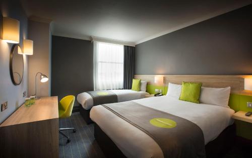 Pokój hotelowy z 2 łóżkami i biurkiem w obiekcie Thistle Express London Luton w Luton