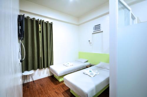 เตียงในห้องที่ Sulit Budget Hotel near Dgte Airport Citimall