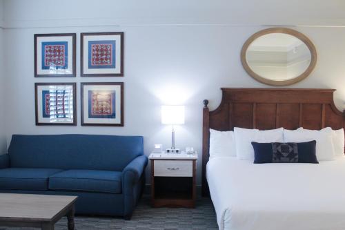 Cama ou camas em um quarto em Carlisle Inn Sarasota