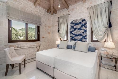 Ein Bett oder Betten in einem Zimmer der Unterkunft Porto Vasilikos Villas