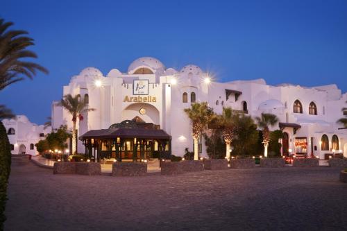 un edificio con un gazebo di fronte ad esso di notte di Arabella Azur Resort a Hurghada