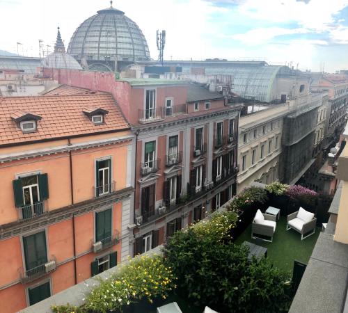 een uitzicht op een stad met gebouwen en een koepel bij Dimora Augusteo in Napels