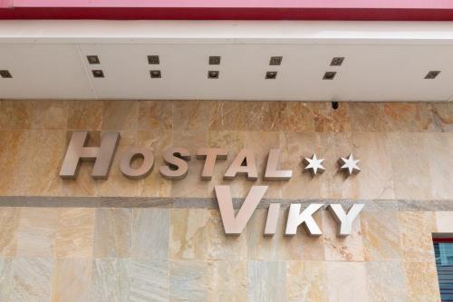 ein Krankenhausschild an der Seite eines Gebäudes in der Unterkunft Hostal Viky in Madrid