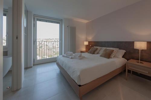 1 dormitorio con cama grande y ventana grande en LAMIA MATERA 11, en Matera