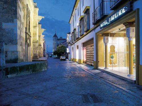 una calle vacía en una ciudad con edificios en Eurostars Maimonides, en Córdoba