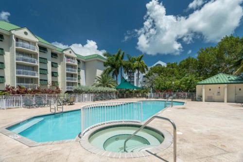 Swimming pool sa o malapit sa Sunrise Suites Bonaire Suite #210