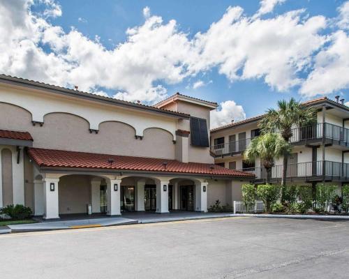 een groot gebouw met een parkeerplaats ervoor bij Quality Inn & Suites By the Parks in Orlando