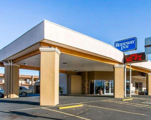 um edifício com estacionamento em frente a uma loja em Rodeway Inn at Lake Powell em Page