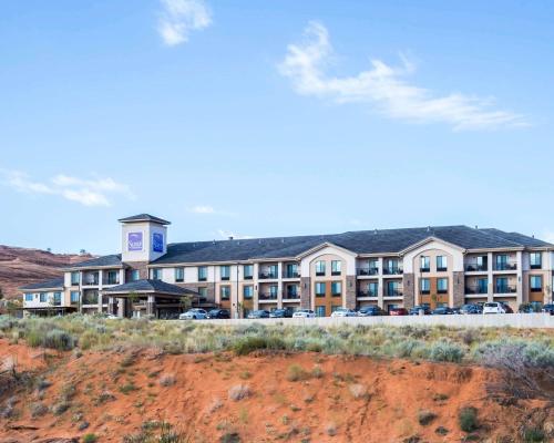 um grande hotel com carros estacionados em frente em Sleep Inn & Suites Page at Lake Powell em Page