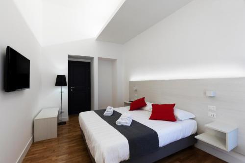 een slaapkamer met een groot bed met rode kussens bij Acate81 Lifestyle Apartment in Napels