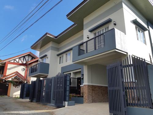 una casa con una recinzione di fronte di Restful 3BR Hillside Duplex House a Baguio