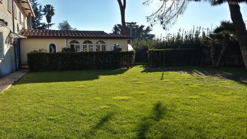 een tuin met een huis en een hek bij Hotel Quadrifoglio by Mancini in Rome