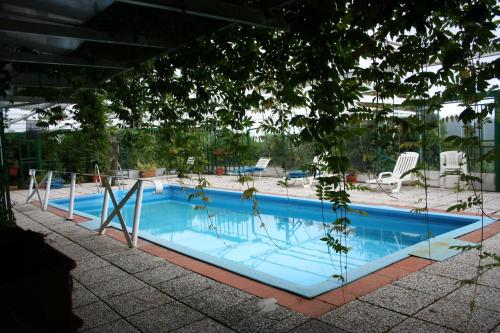 een groot blauw zwembad in een gebouw bij Hotel 5 Terre Nel Sole in Deiva Marina