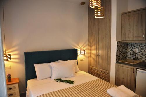 เตียงในห้องที่ Delfinaki Lionas Boutique Apartments