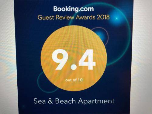 Un certificado, premio, letrero u otro documento en Sea & Beach Apartment