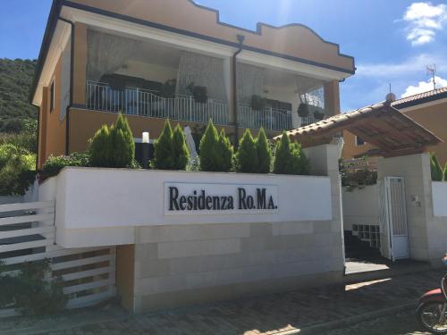 una casa con un cartello che dice "restaurationulumulum" di Residenza RoMa a Tropea