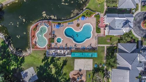 uma vista aérea de um resort com duas piscinas em Barefoot Suite em Orlando