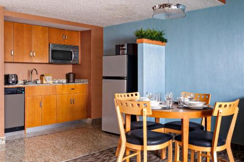 een keuken met een tafel en stoelen in een kamer bij Boardwalk Resorts - Flagship in Atlantic City