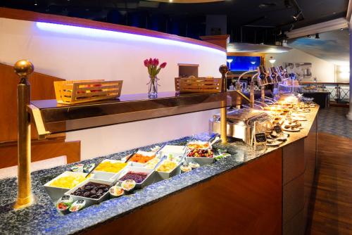 een buffet lijn met veel verschillende soorten eten bij Copthorne Hotel Merry Hill Dudley in Dudley