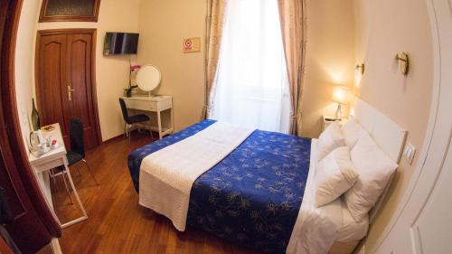 een hotelkamer met een bed en een raam bij Hotel Martino Ai Monti in Rome