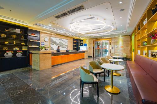 um restaurante com mesas e cadeiras e um bar em Pazhou Pangdai International ApartHotel Canton Fair Complex Branch - Free Shuttle Bus to Canton Fair Complex During Canton Fair Period em Guangzhou