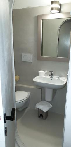 Hotel Azzurra tesisinde bir banyo