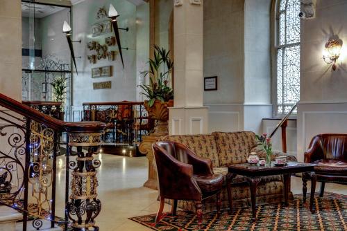 Seating area sa The Midland Hotel