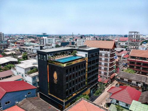 un edificio alto con una piscina encima en Lao Poet Hotel, en Vientiane