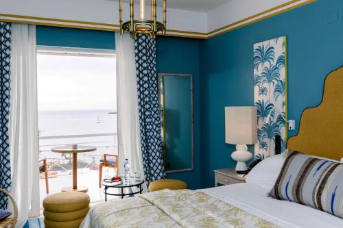 Schlafzimmer mit einem Bett und Strandblick in der Unterkunft The Albatroz Hotel in Cascais