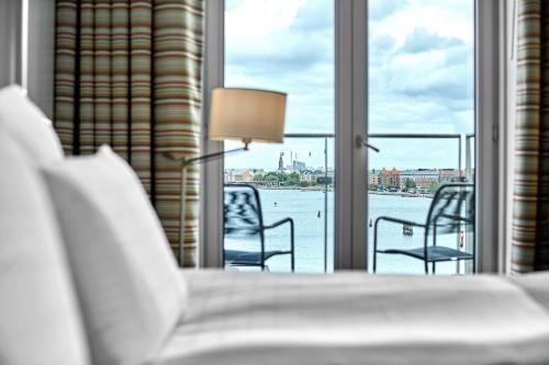 Giường trong phòng chung tại Copenhagen Island Hotel