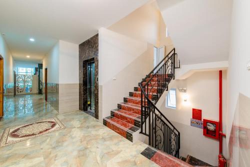 un escalier dans une maison aux murs blancs dans l'établissement Thoi Binh Hotel, à Cam Lâm