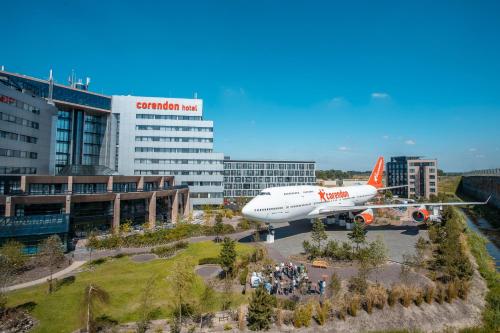 een vliegtuig geparkeerd op een parkeerplaats voor gebouwen bij Corendon Urban Amsterdam Schiphol Airport Hotel in Badhoevedorp