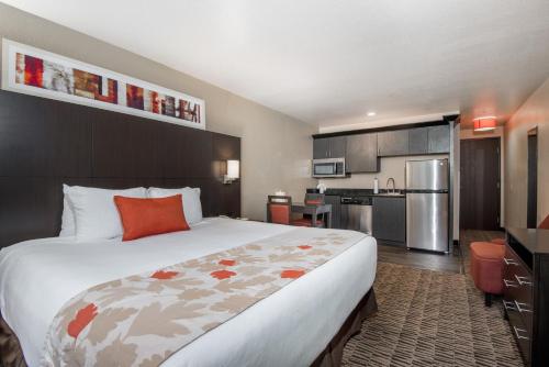 A kitchen or kitchenette at Hawthorn Suites Las Vegas