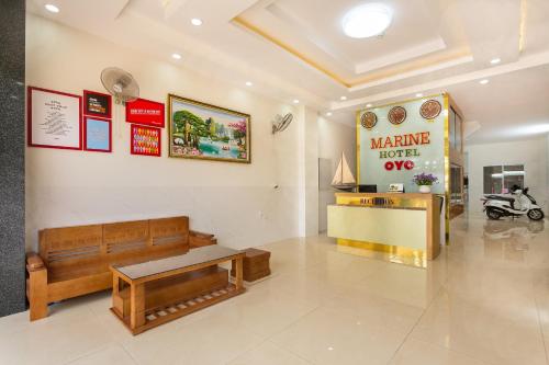 - un salon avec un canapé et une table dans l'établissement Marine Hotel & Apartment, à Vung Tau