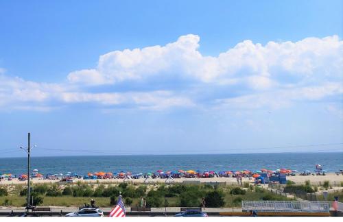 een strand met parasols en de oceaan bij Avondale by the Sea in Cape May