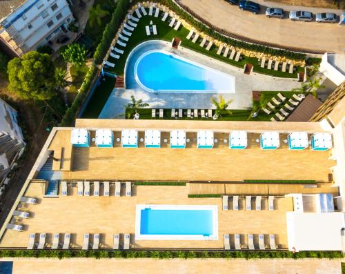 una vista aérea de un complejo con piscina en Golden Costa Salou - Adults Only 4* Sup, en Salou