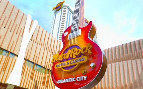 een groot gitaarbord voor een gebouw bij Hard Rock Hotel & Casino Atlantic City in Atlantic City