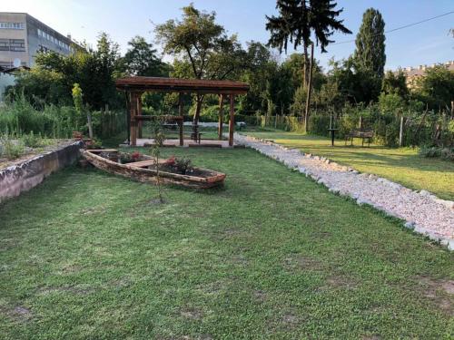 un jardín con cenador en un parque en Apartman Kupa, en Karlovac