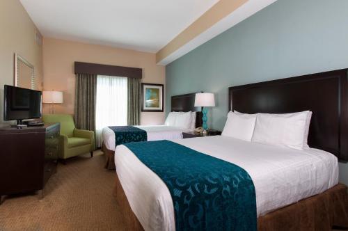 Cama ou camas em um quarto em Hawthorn Extended Stay by Wyndham Orlando