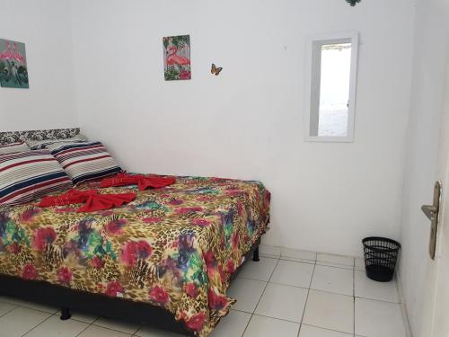 1 dormitorio con 1 cama con colcha colorida en Sobrado Botafogo Guesthouse, en Río de Janeiro