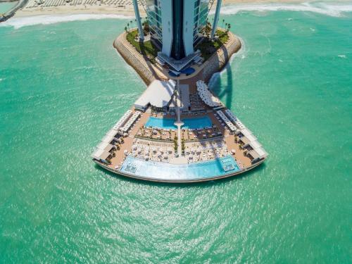 ドバイにあるJumeirah Burj Al Arab Dubaiの水上巡航船の空中眺望