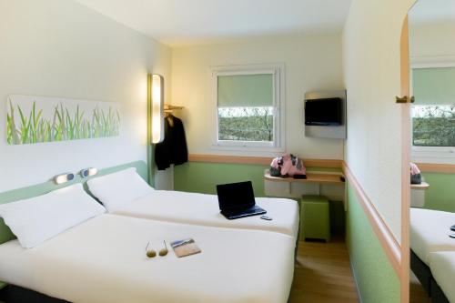 A television and/or entertainment centre at Ibis Budget Madrid Getafe