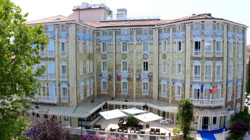 un’immagine di un grande edificio di Ausonia Hungaria Wellness & Lifestyle a Lido di Venezia