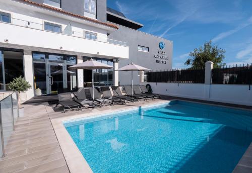 Der Swimmingpool an oder in der Nähe von Villa Caparica Hostel