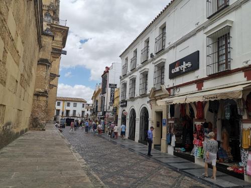 un grupo de personas caminando por una calle con edificios en Hotel Boutique Caireles, en Córdoba