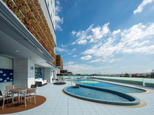 Kolam renang di atau di dekat APA Hotel & Resort Yokohama Bay Tower