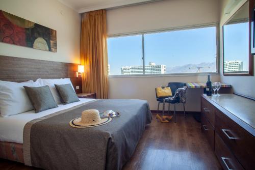 Cama ou camas em um quarto em Caesar Premier Eilat Hotel